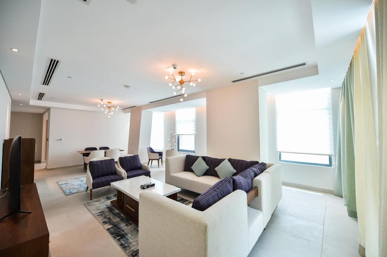 Waterfront Hotel Apartment Lusail Esterno foto A living room in a suite at the Ritz-Carlton, DIFC