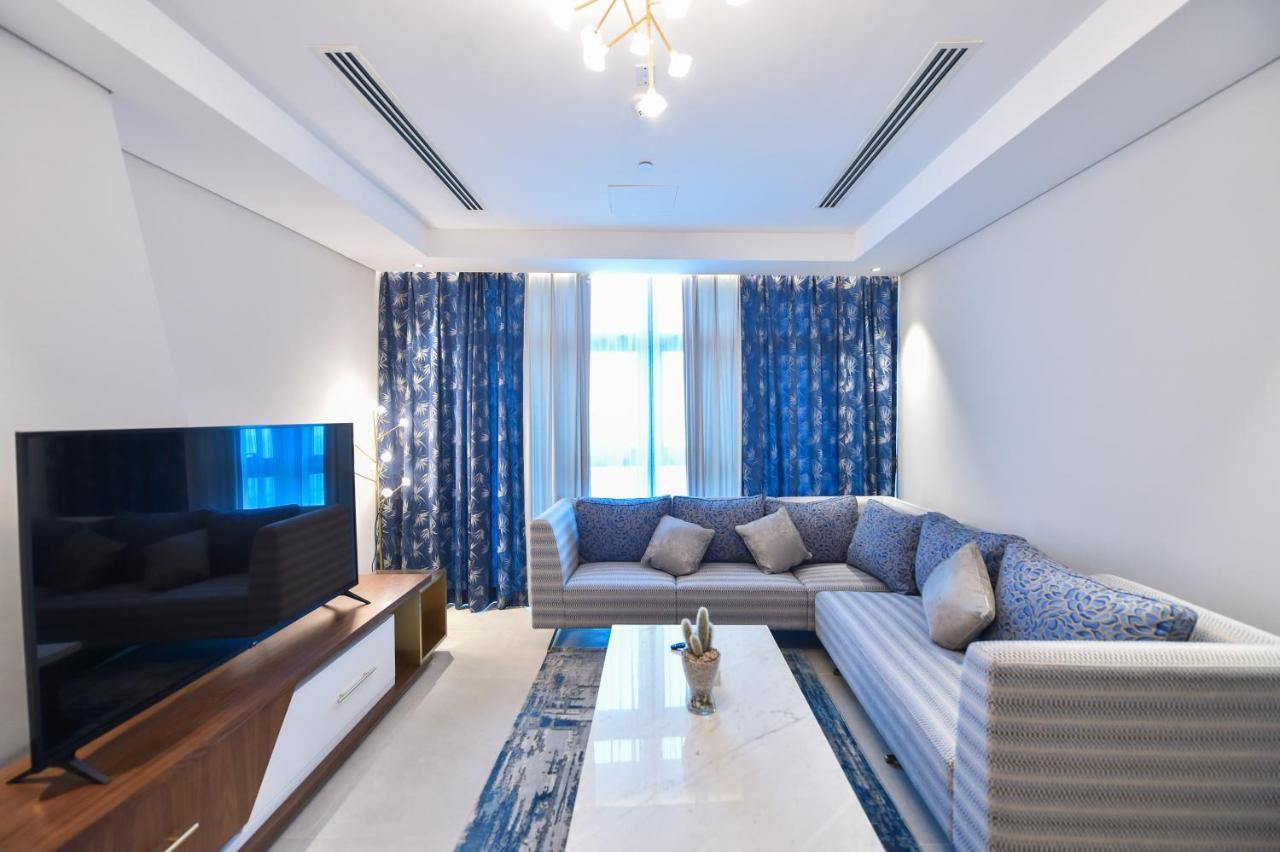 Waterfront Hotel Apartment Lusail Esterno foto A living room in a modern apartment