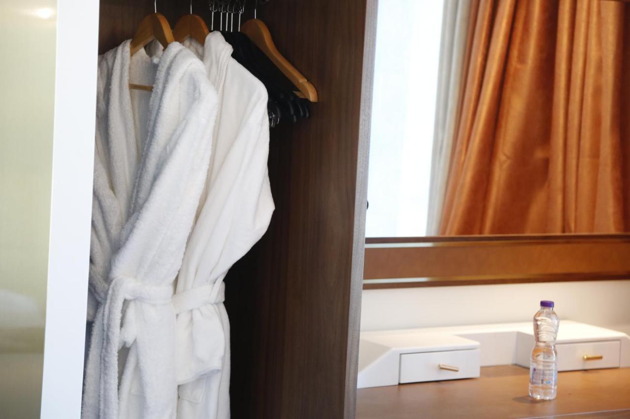 Waterfront Hotel Apartment Lusail Esterno foto A bathrobe hanging in a closet
