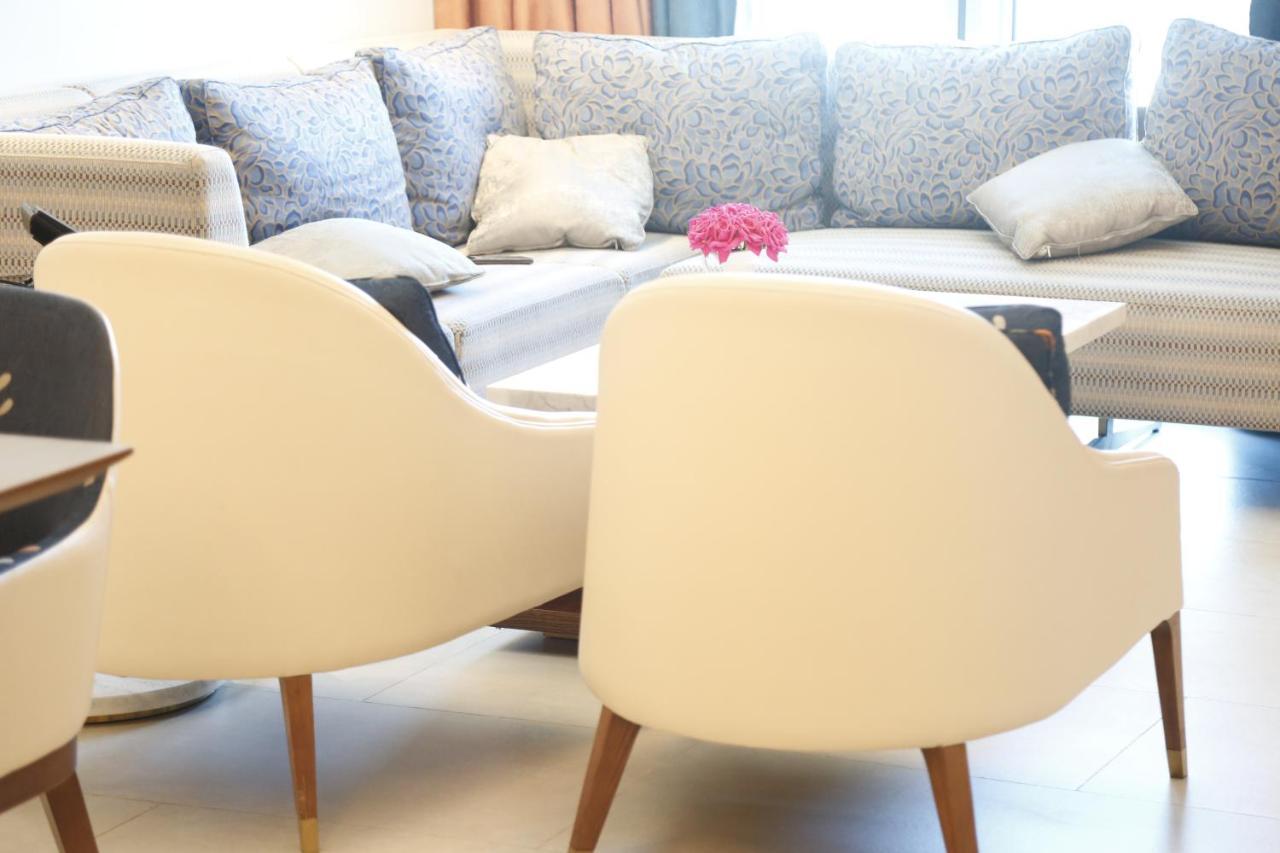 Waterfront Hotel Apartment Lusail Esterno foto The interior of a suite at the hotel