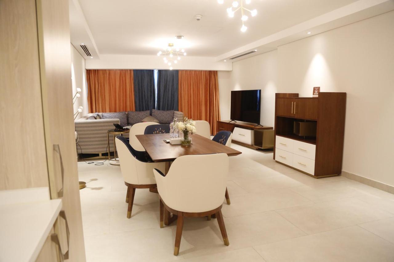 Waterfront Hotel Apartment Lusail Esterno foto A living room in a typical apartment