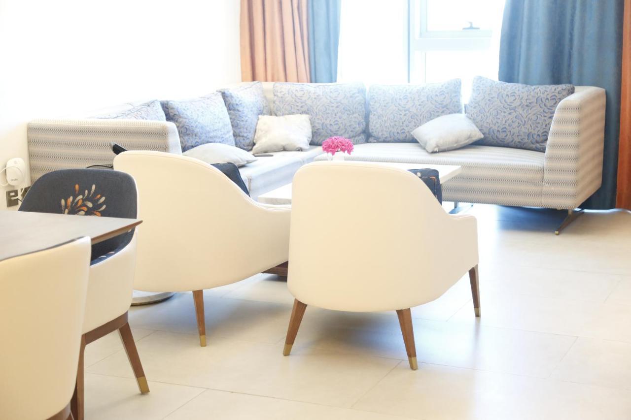 Waterfront Hotel Apartment Lusail Esterno foto A living room in a modern apartment