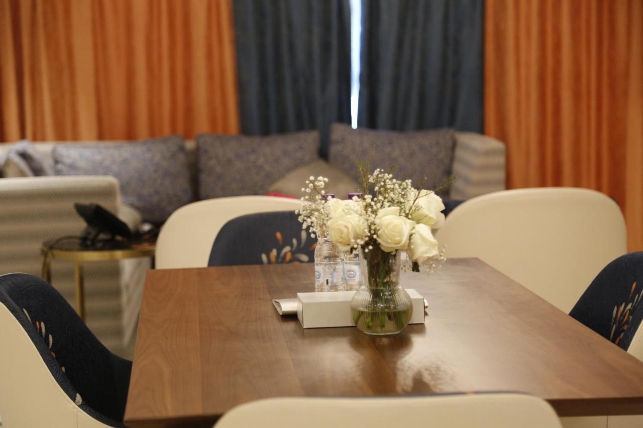 Waterfront Hotel Apartment Lusail Esterno foto A dining room in a house