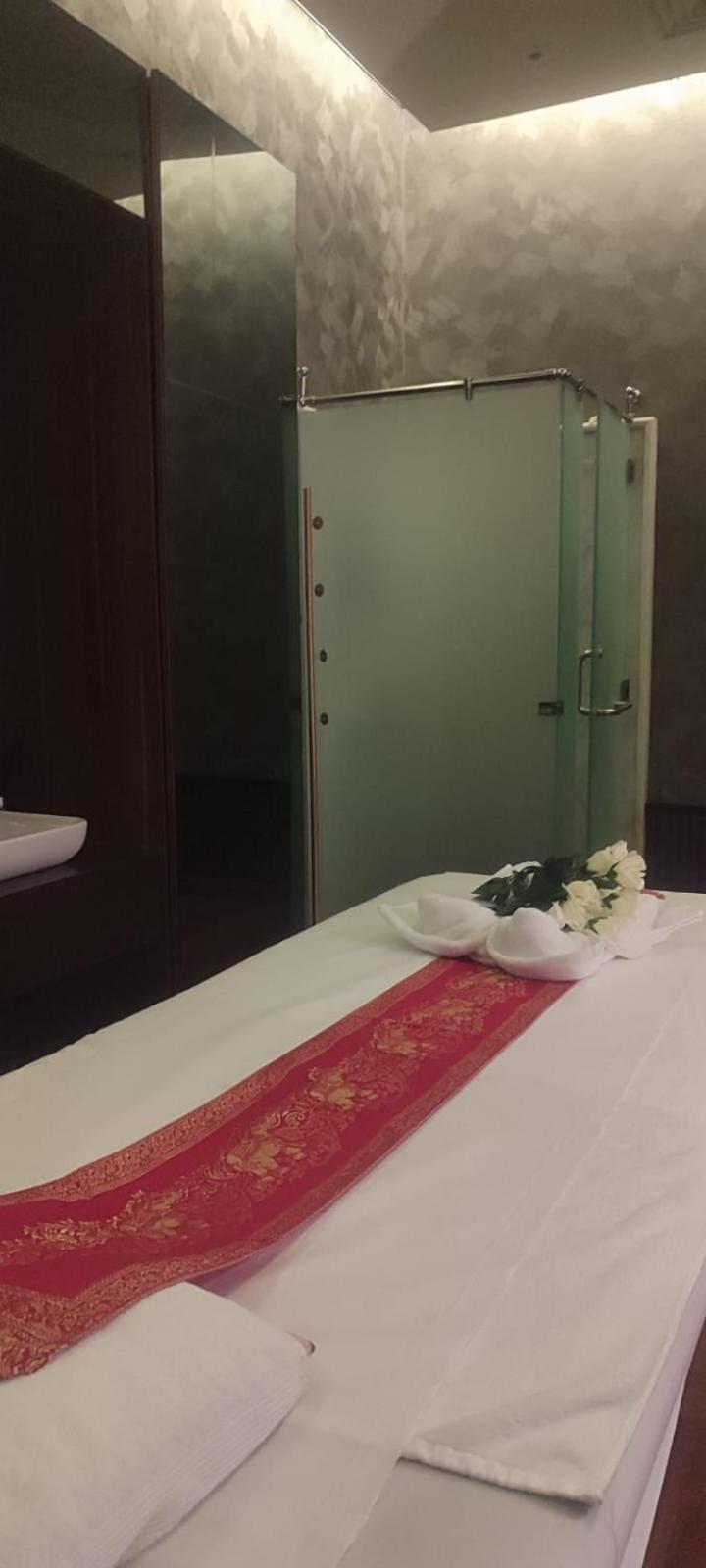 Waterfront Hotel Apartment Lusail Esterno foto A shower cubicle in a Thai spa