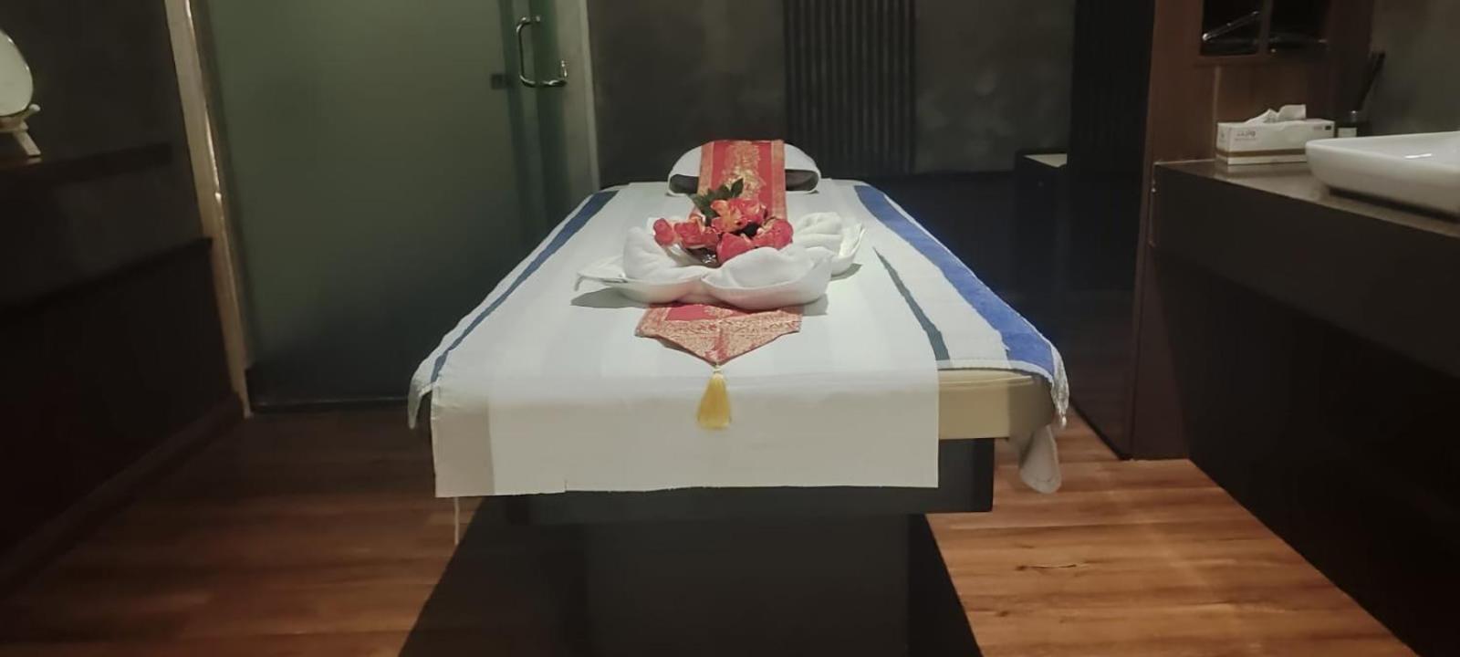 Waterfront Hotel Apartment Lusail Esterno foto A massage bed